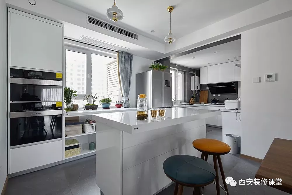 |150㎡三口之间，开放厨房和玻璃书房，大白墙也能有文艺范