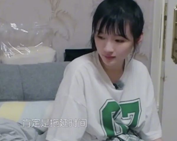 赵丽颖|赵丽颖回房间忘整理行李箱，当镜头拉近看清东西，网友瞬间耳根透红