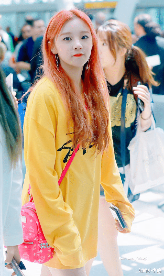 宋雨琦：终于信宋雨琦瘦身成功，当她只穿一件卫衣外出，秀出的A型腿酷爆
