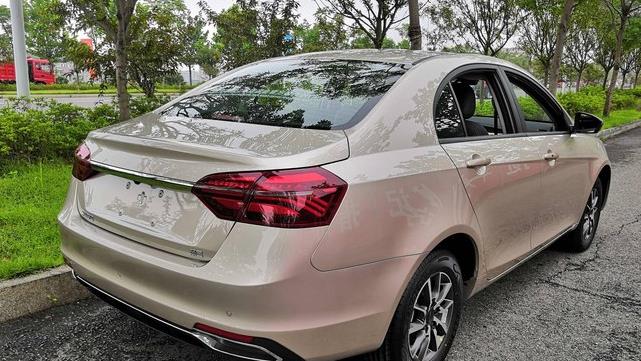 「吉利帝豪」它才是年轻人家轿,5月份再卖23230辆,油耗5.8L,仅卡罗拉一半价