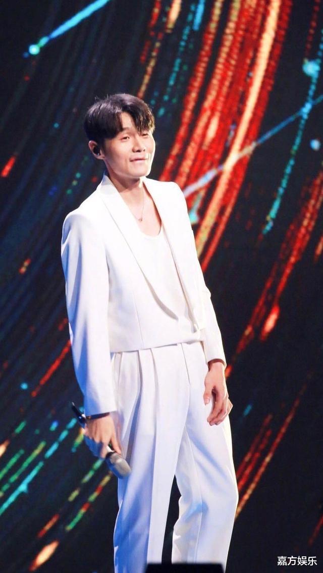 李荣浩：李荣浩久违晒近照，瘦骨嶙峋变化大，网友调侃：想老婆想的