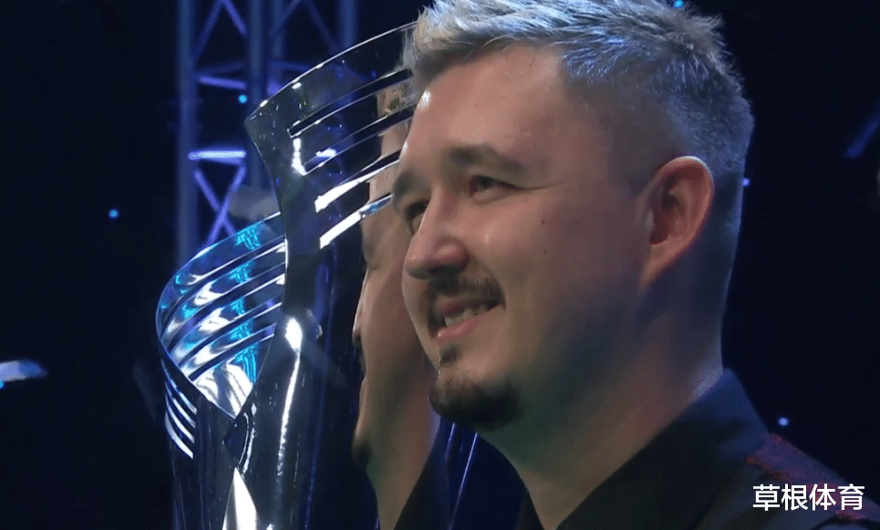 |斯诺克最新战报！最强90后夺冠创造历史，与奖杯合影乐开了花