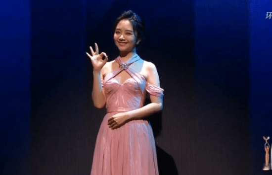 董璇|金鹰节颁奖晚会，死亡灯光下只有虞书欣抗住了，宋茜人都变形了