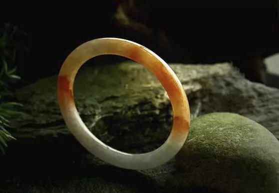 |赌石切涨200万，店却被砸稀巴烂！翡翠圈的行规要知晓！