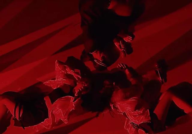 「孟佳」《乘风破浪》二公造型曝光:孟佳阿朵被造型拖累,吴昕成熟风获赞