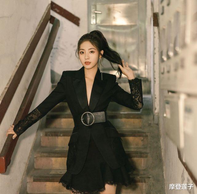 西装|邢菲厉害了,身穿黑色拼接西装裙搭配高马尾,干练又有气场