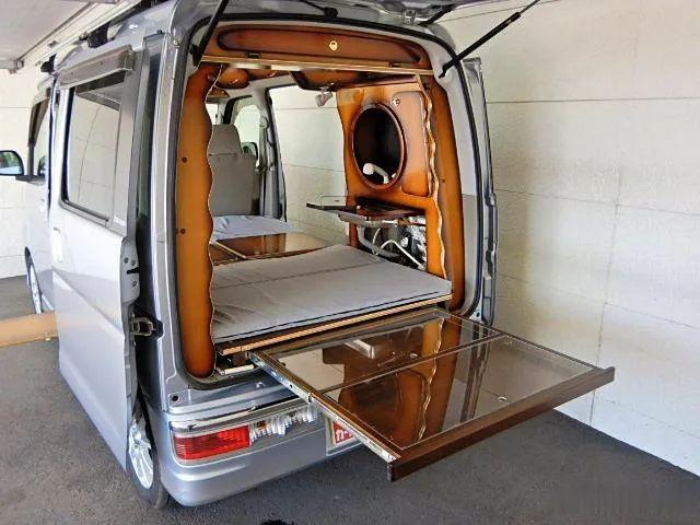 房车：2人垂钓专用车！设计巧妙就连方向盘都带餐桌，老两口用挺合适