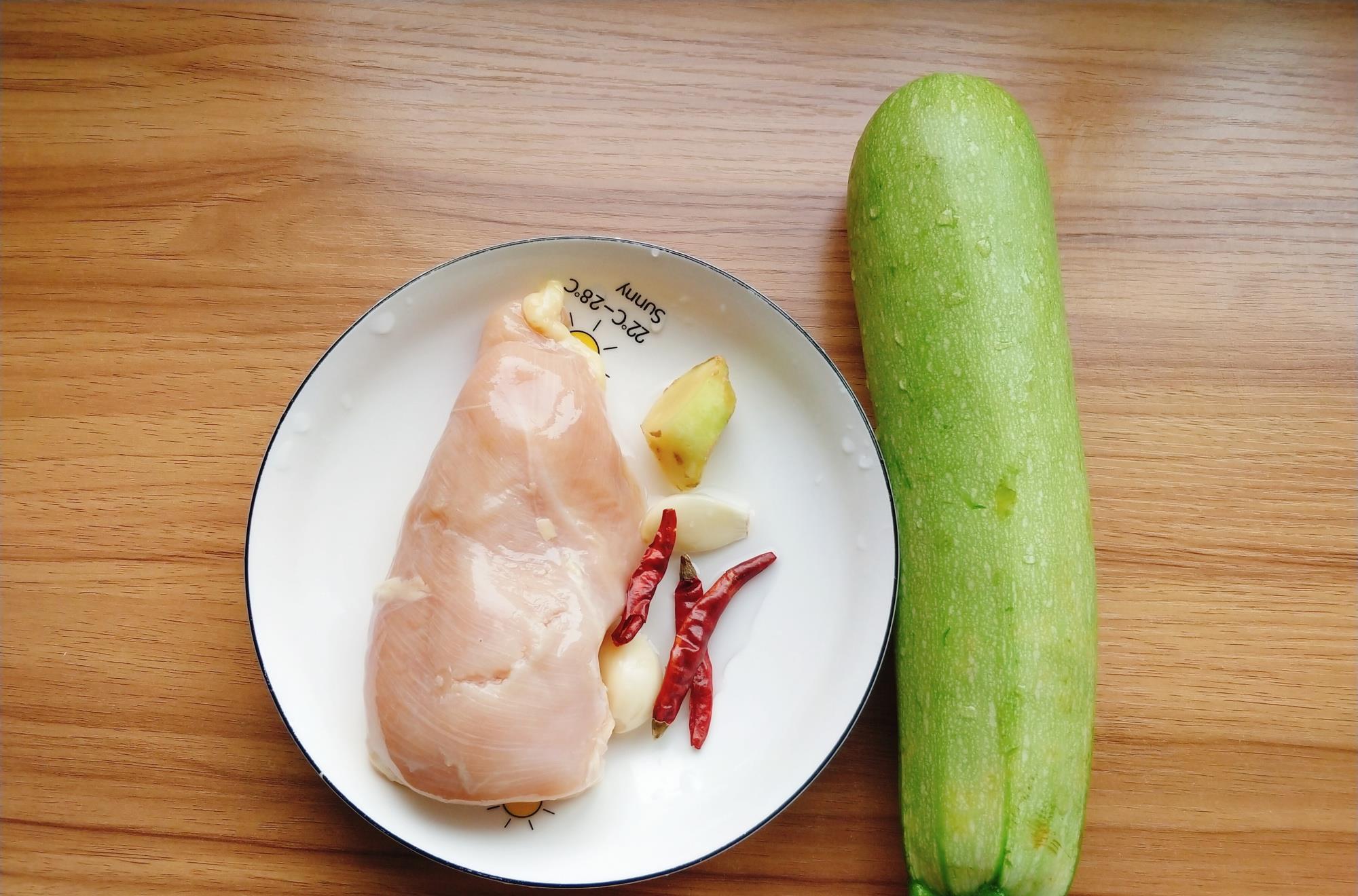 西葫芦|天热多吃这道菜，清热去火，有荤有素，低脂又健康，减肥人的最爱