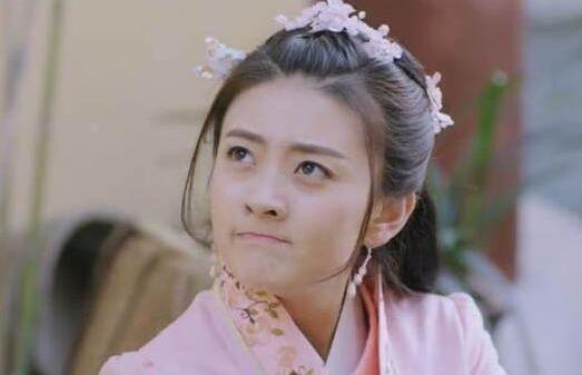 佳人出上联：“白头翁，牵牛耕熟地”，才子下联让少女顿时脸红