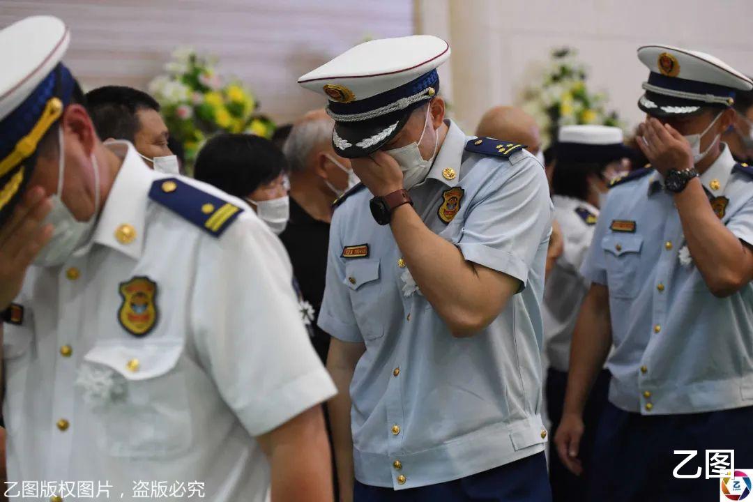 江门|送别抗洪英雄陈陆，牺牲时给儿子的礼物还没送出，妻子哭成泪人