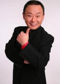 春晚|春晚常客邵峰：倾家荡产陪妻子抗癌21年，52岁满头白发显心酸