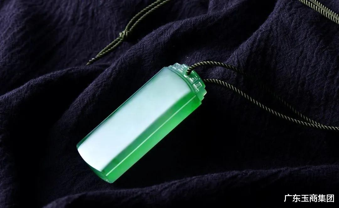 苏富比|翡翠越贵,挂绳越暗是什么道理?千万别踩到雷区!