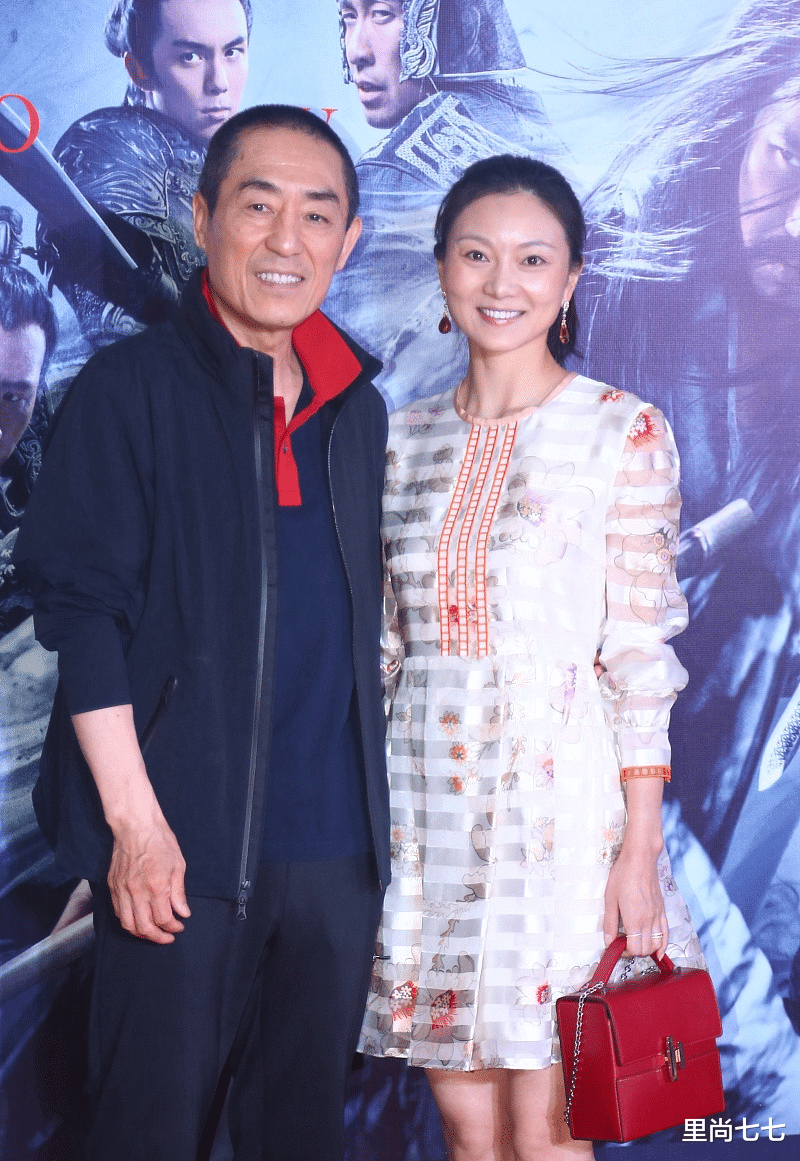 张艺谋@张艺谋带娇妻走红毯，小31岁妻子穿公主裙超甜，爱马仕包包添贵气