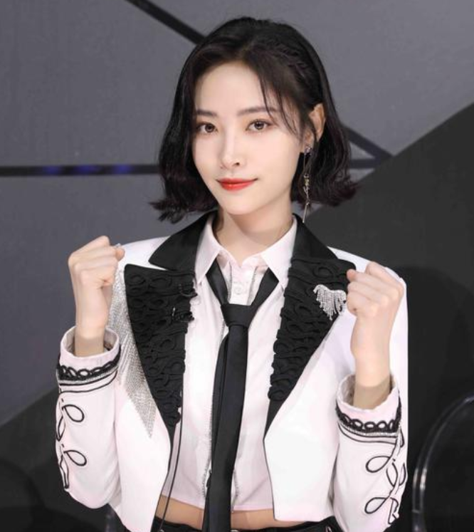 『短发』都说许佳琪短发太“油腻”？当看到罕见长发的样子后，被发型耽误的气质！