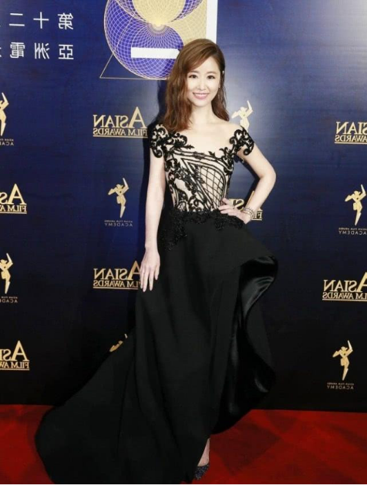 林心如▲林心如参加活动怕撞衫， 就直接把礼服“画”身上， 看清效果我酸了