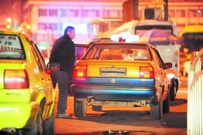 『消化系统』男子全身浮肿,查出尿毒症,医生叹道:两个习惯把自己害了