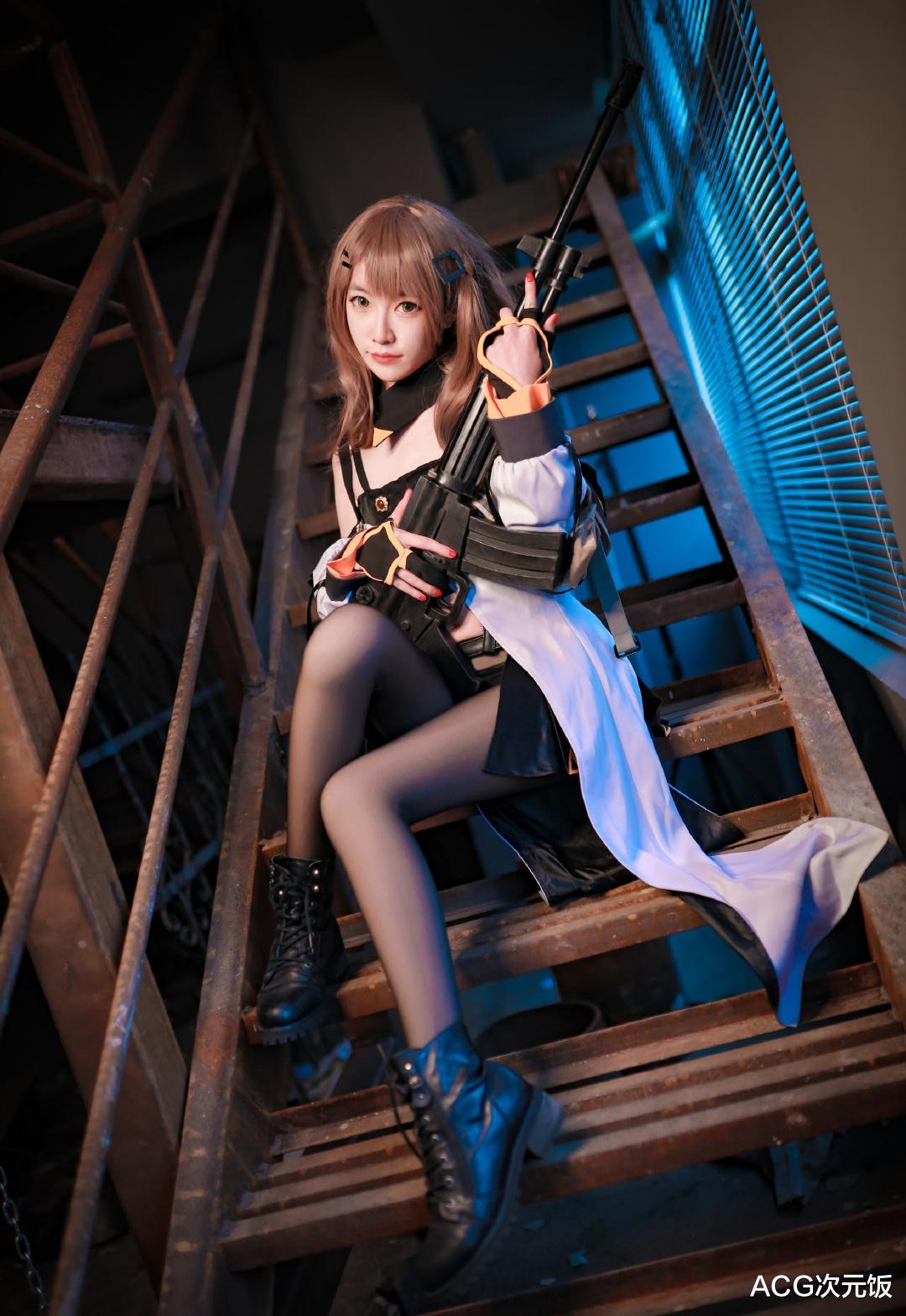 步枪▲少女前线K2 COS，黑袜一字肩娇俏可人，手臂太纤细拿不动步枪啦