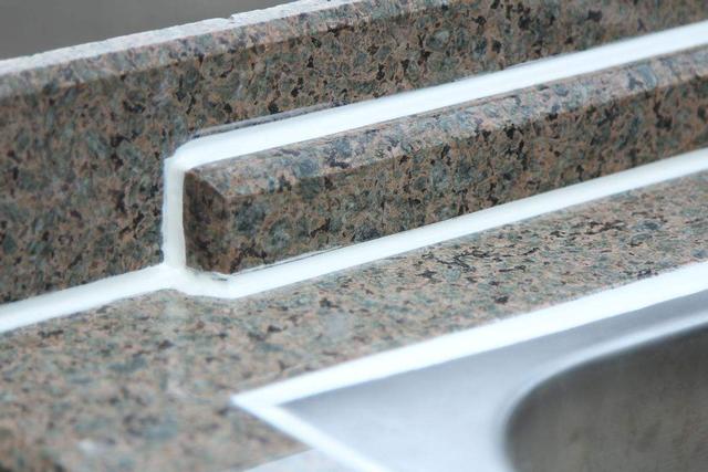 水槽边的玻璃胶发霉发黑，别再换了！教你4招轻轻一抹就干净了！