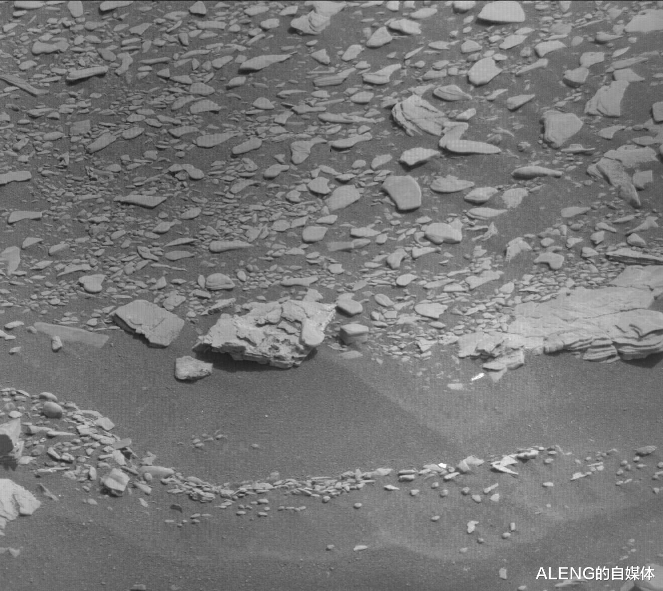 火星|7月27日，好奇号传回的高清照片中，有一张与众不同