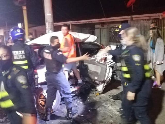 睹图|一家7口驾车回家时被警车撞上，7人全都死亡，亲戚目睹全过程