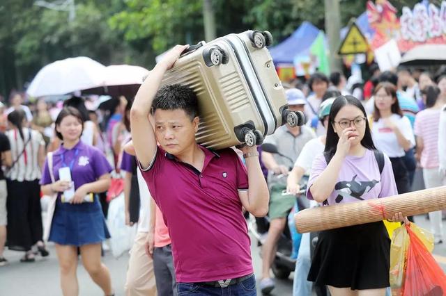 |“对不起，爸妈给你丢人了”，大学新生报到，撕开无数家庭的真面目