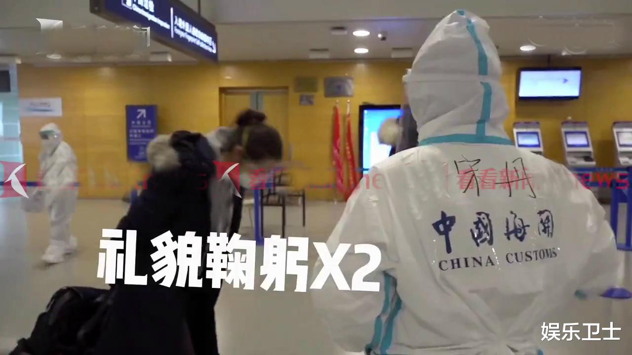 『郎朗』郎朗夫妇从国外回国,吉娜机场表现获赞,二人被疑钻入境政策空子