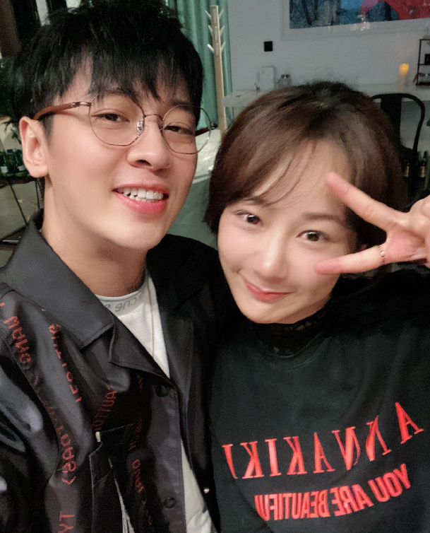 杨紫|杨紫张一山同学聚会，杨紫瘦成小V脸，张一山站的位置引争议