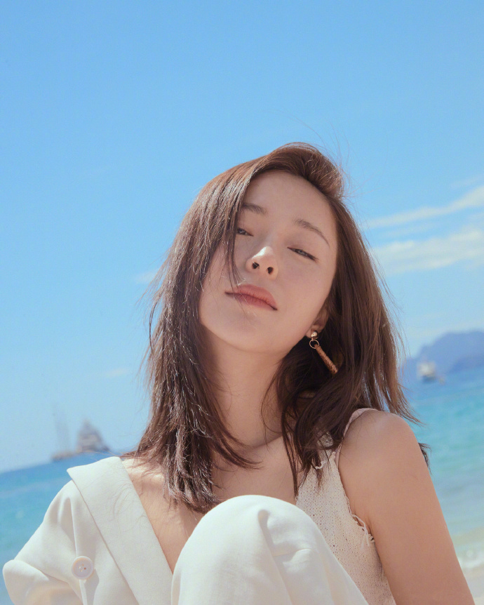 护肤▲江一燕真会穿,身穿一套白色西服套装结合锁骨短发,率性又时髦