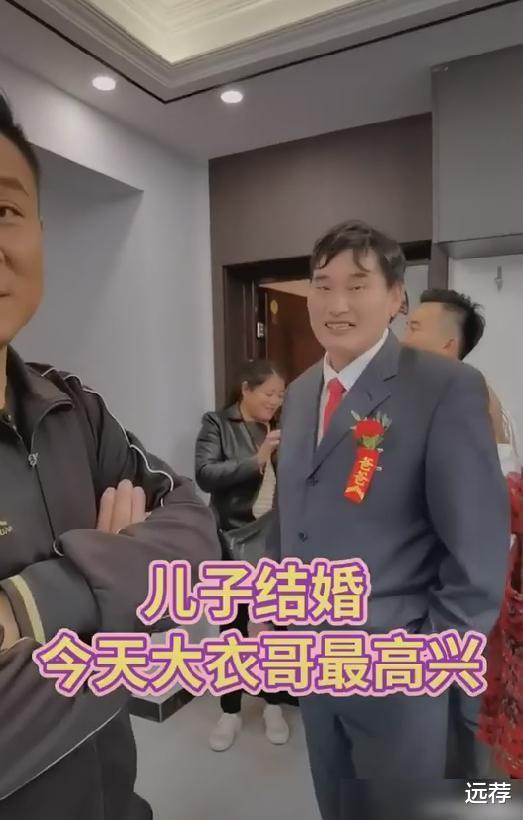 朱之文|大衣哥爆肥女儿被嫌弃？被曝不准参加哥哥婚礼！一人独坐狂吃零食