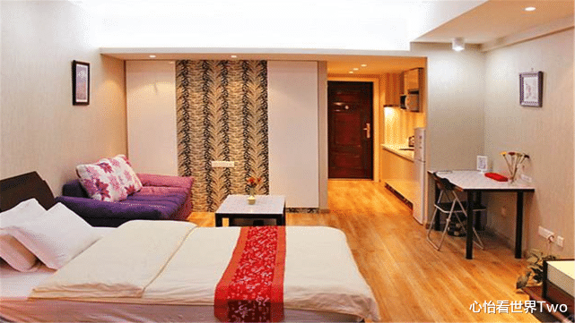 |出门旅行时，到底是自己网上预定酒店好，还是自己到当地找好？