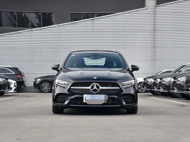 奔驰A级|奔驰A级放弃底线，A180L跌至13.77万，梦想不再遥不可及