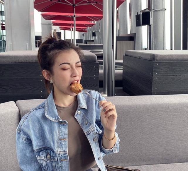 「」22岁女网红直播遭死亡威胁，报警后崩溃发文：我只是个学生想赚钱