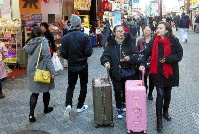 旅行|为何中国人旅游喜欢拖着行李箱,而外国人只需要一个背包?