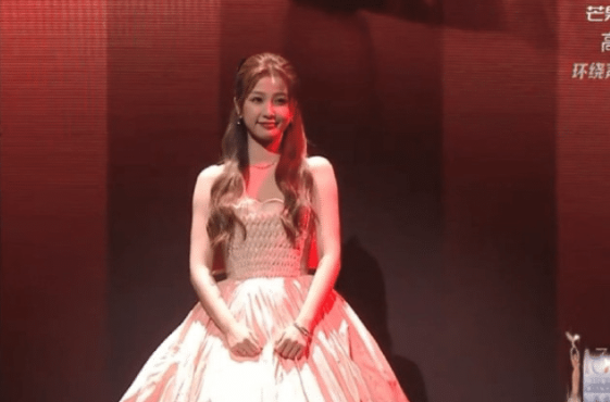 董璇|金鹰节颁奖晚会，死亡灯光下只有虞书欣抗住了，宋茜人都变形了