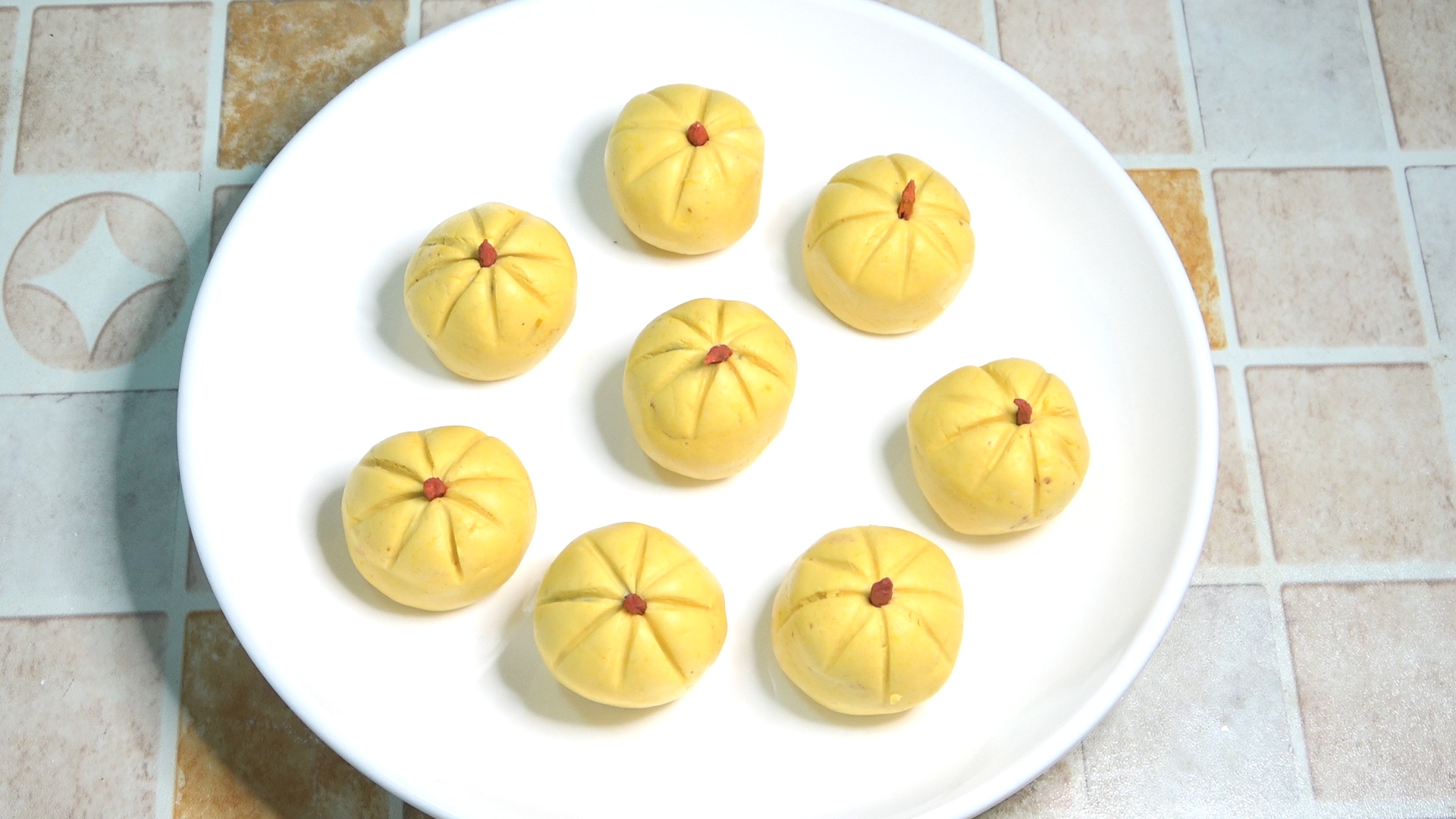 南瓜|南瓜新吃法，不加一滴水和油，香甜软糯，连吃3个都不会腻