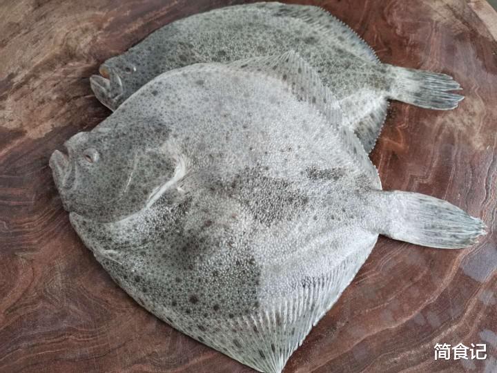 「面粉」烧鱼时，去腥加酒加醋是大错！加30克它，鱼肉细嫩入味，还不腥