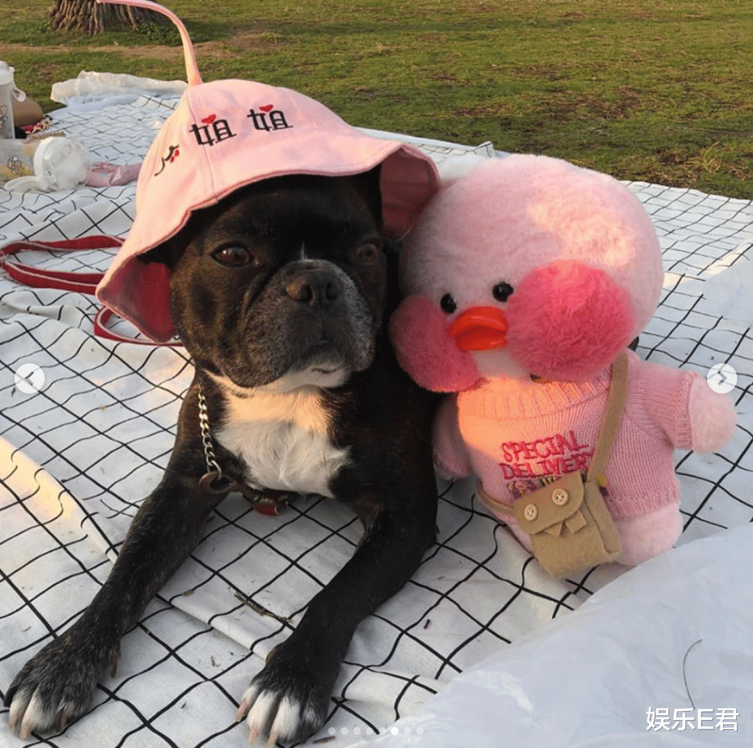 #文咏珊#32岁文咏珊坐老公大腿秀恩爱，继baby之后她也成了人生赢家