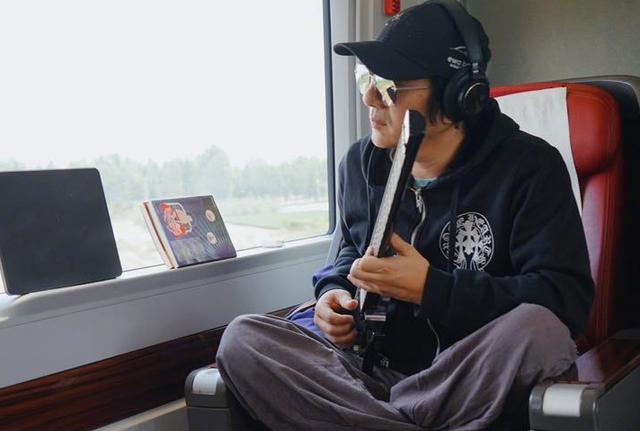 「炸鸡」郑钧每天吃涮菜，桌上配料暴露南北差异，减肥是一道难过的坎