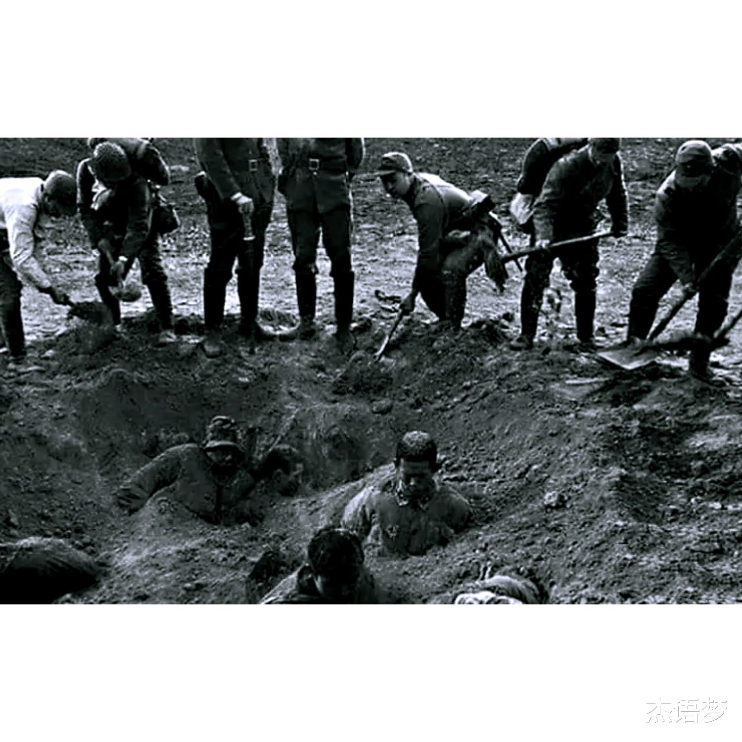 外敌入侵|日本鬼子侵华拍摄的私人相册，个个都是杀人不眨眼的禽兽，图5活埋中国士兵
