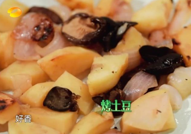 《向往4》黃磊為海濤做烤土豆，看清無濾鏡的食物，網友：打擾瞭-圖3
