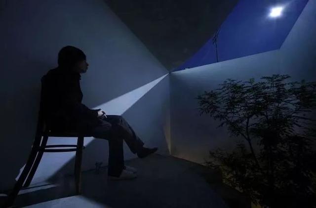 他用4年造18平“豪宅”送妻子，什么都有，网友：好羡慕