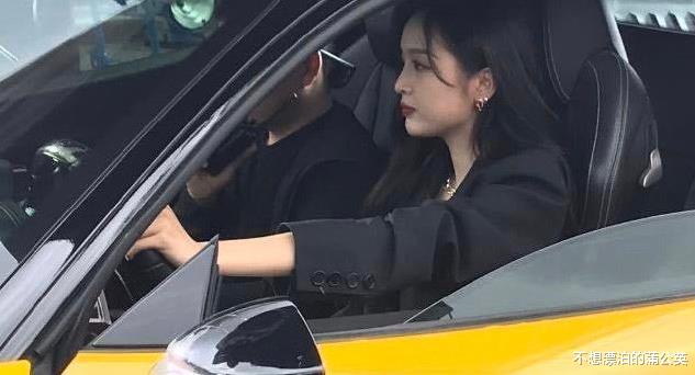 吴宣仪|吴宣仪学车晒黑了？“水手裙”造型录跑男，被欧阳娜娜冷白皮抢镜