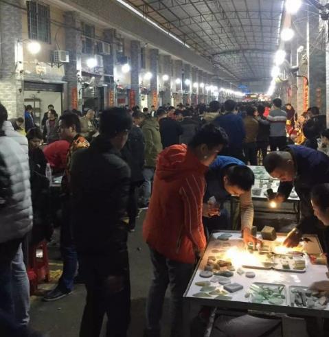 翡翠|翡翠也能在地摊上卖？带你看经济效益巨大的地摊翡翠