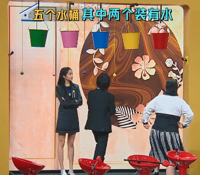 『关晓彤』王牌家族接受水桶惩罚时，多亏华晨宇说了6个字，才让关晓彤躲过一劫