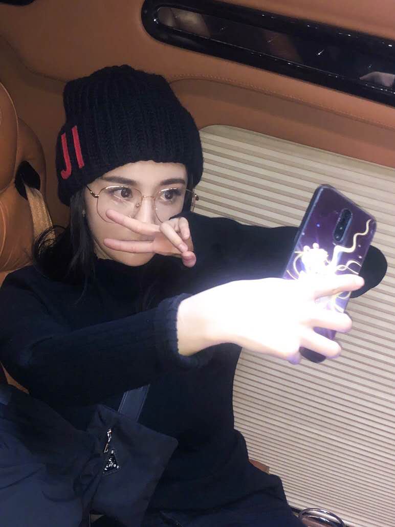 杨幂■杨幂维密广告外面还穿一件,保守打扮遭吐槽,网友喊话学学林志玲