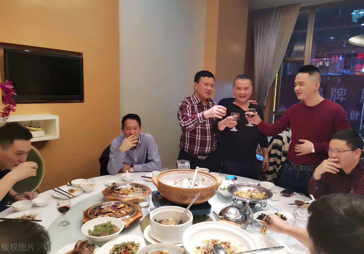 芝麻|请同事吃饭，有人故意点贵菜怎么办？