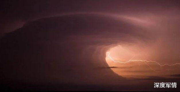 「美国」美国天空现异象,宛如世界末日!