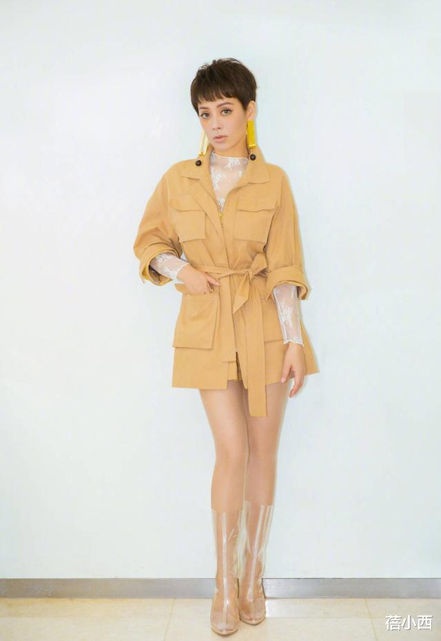 穿衣搭配|宁静穿搭毫无顾忌，“蜥蜴裤”也就她穿得时髦，配毛衣也没土味