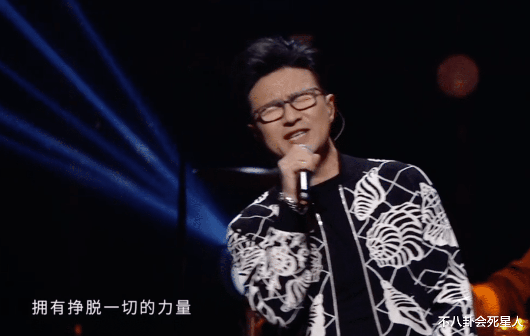 王源|双11晚会男星变油腻：王源、华晨宇痘坑显眼，蔡徐坤穿貂像贵妇