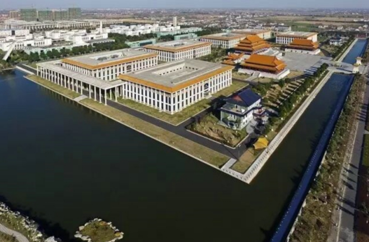 墨语笙歌|他是民企“药王”，一年卖八百亿，工厂修得像故宫，却执意不上市